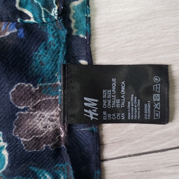 3/$35 Patterned floral infinity scarf from H&M - Picture 6 of 7